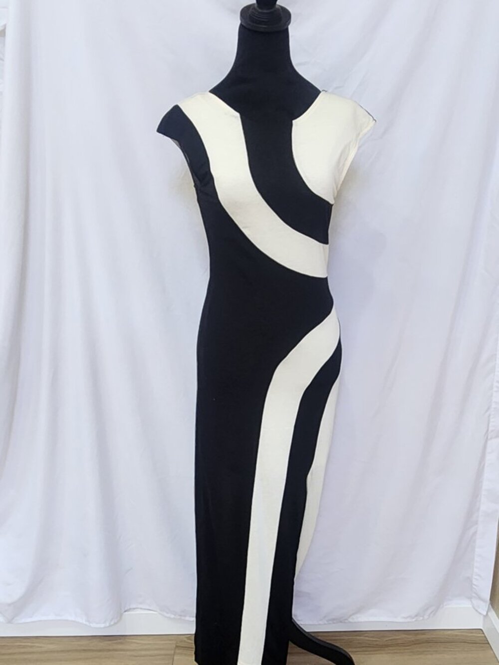 Elegant Black & Cream Maxi Dress - Modern Colorblock Design